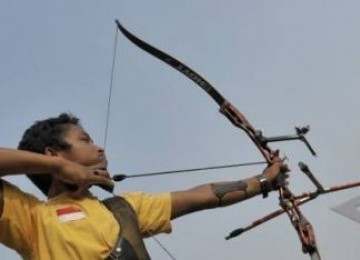 Atlet pelatnas panahan nomor recurve Alex Edwart melakukan latihan rutin persiapan menghadapi SEA Games XXVI di Jakarta, Rabu (21/9).