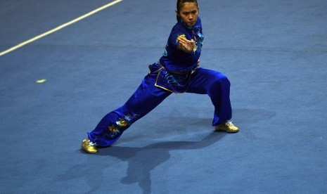 Atlet pelatnas wushu putri Felda Evira Santoso memperagakan jurus dalam nomor chang quan wushu putri di Sport Mall Britama Arena, Kelapa Gading, Jakarta, Kamis (26/10). 