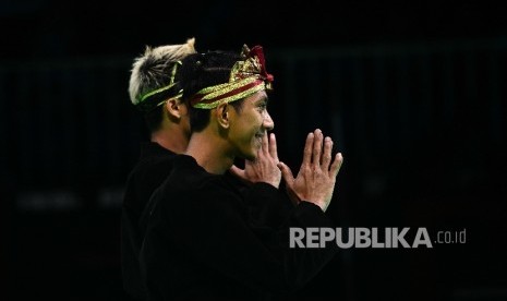 Atlet Pencak Silat Indonesia Hendy dan Yolla Primadona tampil pada nomor pencak silat artistik ganda putra SEA Games 2017 Kuala Lumpur di KLCC, Malaysia, Kamis (24/8). 