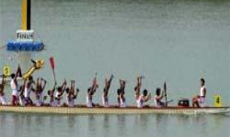 Atlet perahu naga Indonesia meluapkan kegembiraannyasetelah melintasi garis finis pertama pada pertandingan babak final 1000m Straight Race putra di Zengcheng Dragon Boat Lake, Guangdong, Cina, Kamis (18/11)