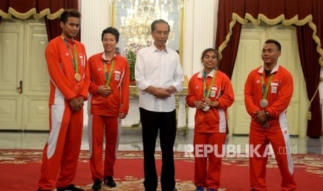 Atlet Peraih Medali Emas Olimpiade. Presiden Joko Widodo (tengah) bersama atlet bulu tangkis ganda campuran peraih medali emas Olimpiade Rio 2016 Tontowi Ahmad (dari kiri) dan Liliyana Natsir, Atlet Angkat Besi peraih medali perak Sri Wahyuni serta Eko Yuli