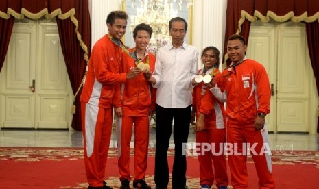 Atlet Peraih Medali Emas Olimpiade. Presiden Joko Widodo (tengah) bersama Atlet Bulutangkis Ganda Campuran peraih medali emas Olimpiade Rio 2016 Tontowi Ahmad (dari kiri) dan Liliyana Natsir, Atlet Angkat Besi peraih medali perak Sri Wahyuni serta Eko Yuli