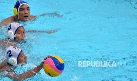 Atlet Polo Air Jabar Beby Willy Eka (bawah) berusaha membawa bola pada pertandingan Semifinal Polo Air PON XIX Jabar di Stadion Renang Jalak Harupat, Kabupaten Bandung, Senin (19/9). 