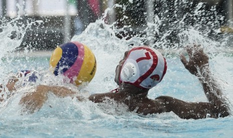 Atlet Polo Air Putra Indonesia Yusuf Budiman (kanan) berebut bola dengan atlet polo air Filipina Mattew Royce pada pertandingan Polo Air putra SEA Games XXIX Kuala Lumpur di National Aquatic Centre, kawasan Stadion Bukit Jalil, Kuala Lumpur, Malaysia, Minggu (20/8). 