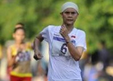 Atlet putri jalan cepat Indonesia Darwati memacu kecepatan pada nomor final 20kilometer jalan cepat putri SEA Games XXVI di kompleks Jakabaring Sport City, Palembang, Sumatera Selatan, Minggu (13/11). 