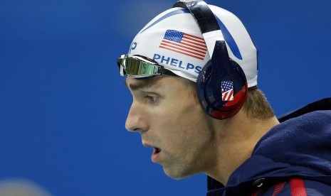 Atlet renang AS Michael Phelps mendengarkan musik sebelum berlaga di kolam renang Olimpiade Rio.