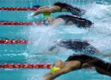 Atlet renang berpacu dalam pertandingan SEA Games XXVI di Stadion Akuatik Jakabaring Sport City, Palembang, Sumatera Selatan. 