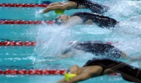 Atlet renang berpacu dalam pertandingan SEA Games XXVI di Stadion Akuatik Jakabaring Sport City, Palembang, Sumatera Selatan. 