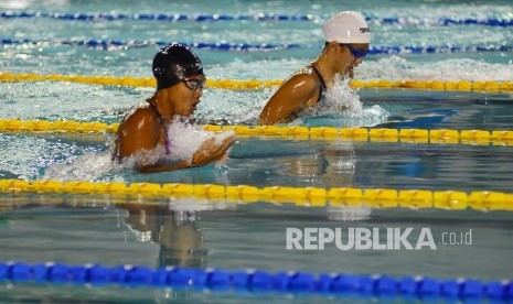 Atlet renang gaya dada putri Jatim Ressa Kania Dewi (kiri) beradu cepat dengan perenang Jateng Margareta Kretapradani (kanan) pada Cabor renang PON XIX kelas 200 meter, di Kolam Renang FPOK UPI, Kota Bandung, Jumat (16/9). (Republika/Edi Yusuf)