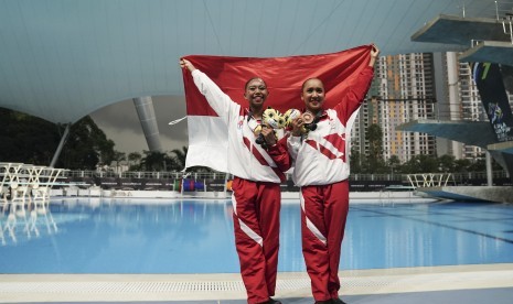 Atlet renang Indah Indonesia Anisa Feritrianti (kiri) dan Claudia Megawati menunjukkan medali perunggu seusai seremoni pemberian medali pada nomor duet technical routine putri renang sinkronisasi SEA Games XXIX di National Aquatic Centre, kawasan Stadion Bukit Jalil, Kuala Lumpur, Malaysia, Jumat (18/8). 