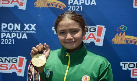 Atlet renang perairan terbuka putri Jawa Timur Ressa Kania Dewi berfoto saat upacara pengalungan medali final renang perairan terbuka 5.000 M putri PON Papua di Teluk Yos Sudarso, Kota Jayapura, Papua, Senin (4/10/2021). Atlet renang perairan terbuka Jawa Timur Ressa Kania Dewi berhasil meraih medali emas dengan catatan waktu 1 jam 6 menit 4 detik, sementara medali perak diraih atlet Jawa Barat Raina Saumi Grahana (1 jam 10 menit 12 detik) dan medali perunggu diraih atlet D.I Yogyakarta Valerie Peulini Yuwono (1 jam 13 menit 21 detik). 