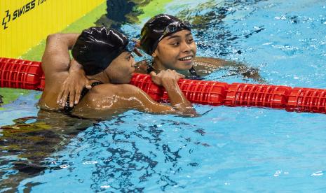 Atlet renang putri Jawa Timur Nurul Fajar Fitriyati (kiri) mendapat ucapan selamat dari atlet renang Riau Azzahra Permatahani (kanan) seusai bertanding pada babak final Renang 200 meter Gaya Punggung Putri PON Papua di Stadion Akuatik, Kampung Harapan, Kabupaten Jayapura, Papua, Sabtu (9/10/2021). Nurul Fajar Fitriyati berhasil meraih medali emas dengan catatan waktu 2:19.78 detik. 