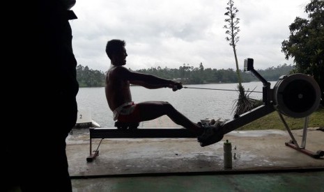 Atlet rowing berlatih di Pemusatan Latihan Nasional (Pelatnas) Pengalengan, Jawa Barat, Selasa (16/1). 