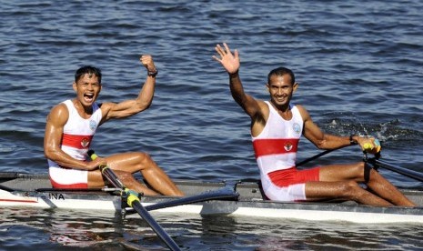  Atlet rowing Indonesia Thomas Hallatu (kanan) dan Arief (kiri) merayakan kemenangan seusai memenangi partai final nomor ringan M2- Sea Games ke-27 di Ngalaik Dam, Naypyitaw, Myanmar, Selasa (17/2).  (Antara/Prasetyo Utomo)