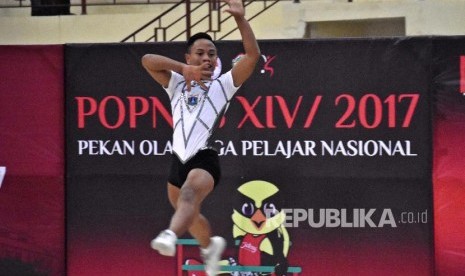 Atlet sedang bertanding dalam nomor aerobik gymnastic