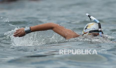 Atlet selam laut putri Papua Annisa Fabiola memacu kecepatannya pada final Selam Laut 6.000 M putri PON Papua di Teluk Yos Sudarso, Kota Jayapura, Papua, Senin (11/10/2021). Atlet selam laut Papua Annisa Fabiola berhasil meraih medali emas dengan catatan waktu 1 jam 19 menit 12,69 detik, sementara medali perak diraih atlet Jawa Timur Priscillia Gunawan (1 jam 19 menit 13,27 detik) dan medali perunggu diraih atlet Jawa Barat Amarissa Fadiah (1 jam 22 menit 2,24 detik).