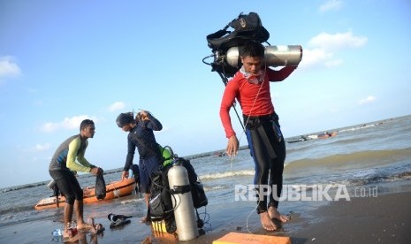 Atlet selam selesai melakukan tes uji coba PON XIX 2016 di Pantai Tirtamaya, Indramayu, Jawa Barat. (Republika/ Wihdan)