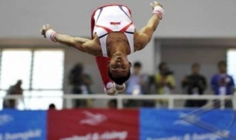 Atlet senam Indonesia, Muhammad Try, melakukan salto saat berlaga dalam gelang-gelang pertandingan final Senam Artistik keseluruhan (All Around) putra di Komplek Olah Raga Jakabaring, Palembang, Sumatera Selatan, Senin (14/11).