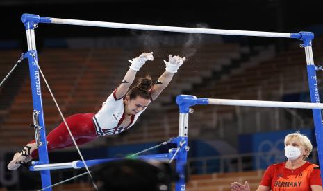 Atlet senam Jerman Pauline Schaefer-Betz beraksi di Olimpiade Tokyo 2020, Ahad (26/7). Pauline dan rekan-rekan setimnya menggunakan baju lebih tertutup dibandingkan peserta lainnnya. 