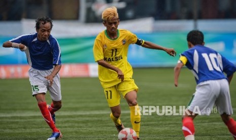 Atlet sepak bola cerebral palsy dari Kalimantan Selatan, Yahya (tengah), melewati pemain lawan dalam perhelatan Pekan Paralimpik Nasional (Peparnas) XV di Lapangan Progresif, Kota Bandung, Jawa Barat. (ilustrasi) 