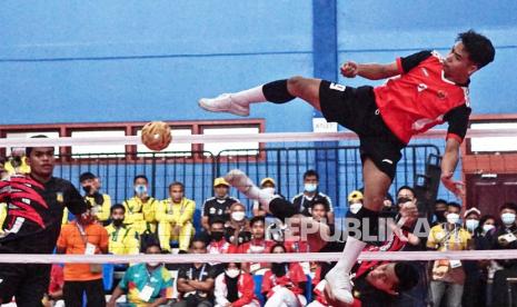 Atlet sepak takraw ganda putra Sulawesi Selatan Rusdi (9) berupaya menghadang bola yang dilepaskan Atlet sepak takraw ganda putra Papua La Arjun (1), pada pertandingan sepak takraw PON Papua di GOR Trikora Universitas Cendrawasih, Jayapura, Papua, Senin (27/9/2021). Tim sepak takraw ganda putra Sulawesi Selatan mengalahkan tim sepak takraw ganda putra Papua dengan skor 2-0. 