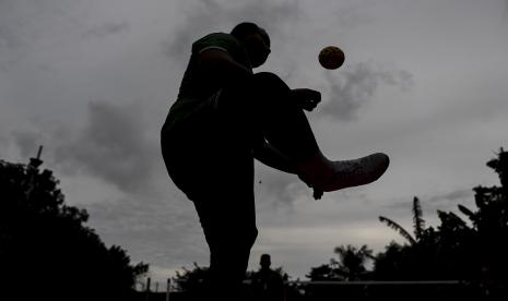 Atlet sepak takraw putra, Abdul Halim Radjiu mengontrol bola saat berlatih dalam Pemusatan Latihan Nasional (Pelatnas) SEA Games Vietnam di Tanjung Priok, Jakarta Utara, Kamis (21/4/2022). Tim sepak takraw meraih emas nomor double putra pada laga Kamis (19/5/2022). (ilustrasi)