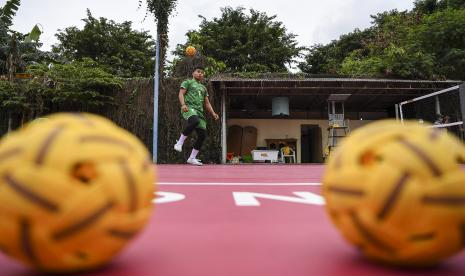 Atlet sepak takraw putra, Andi Try Sandi Saputra mengontrol bola dalam Pemusatan Latihan Nasional (Pelatnas) SEA Games Vietnam di Tanjung Priok, Jakarta Utara, Kamis (21/4/2022). Tim nasional sepak takraw putra menerjunkan enam atlet yang akan turun di nomor double, quadrant, dan regu dengan menargetkan satu medali emas pada SEA Games Hanoi, Vietnam, yang akan bergulir pada 12-23 Mei mendatang. 