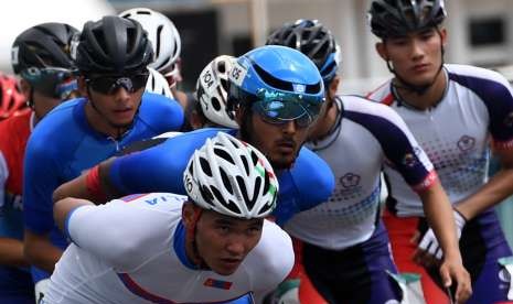 Atlet sepatu roda beradu cepat pada nomor 20 km putra Asian Games 2018 di Arena Roller Skate Kompleks Jakabaring Sport City, Palembang, Sumsel, Jumat (31/8).