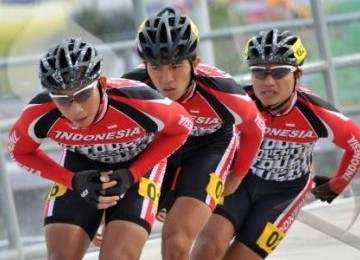 Atlet sepatu roda Indonesia, Alan Chandra (depan), Evan Christian (tengah) dan Norman Faisal saat melakukan uji lapangan sebelum laga final nomor relay 3.000 Meter sepatu roda putra SEA Games XXVI di Arena Sepatu Roda, Jakabaring Sport City, Palembang, Sum