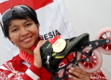 Atlet sepatu roda Indonesia, Sylvia, berpose dengan medali emas usai memenangi laga final nomor lari cepat 1.500 Meter sepatu roda putri SEA Games XXVI di Arena Sepatu Roda, Jakabaring Sport City, Palembang, Sumatera Selatan, Minggu (13/11). 