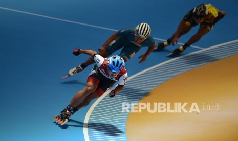 Atlet sepatu roda putra Jawa Barat Radika Rais (depan) memacu kecepatannya pada Final nomor Sprint 500 M+D putra PON Papua di Arena Klemen Tinal Roller Sport, Kota Jayapura, Papua, Rabu (29/9/2021). Atlet sepatu roda putra DKI Jakarta Barijani Mahesa Putra berhasil meraih medali emas dengan catatan waktu 43,521 detik sementara medali perak diraih atlet sepatu roda putra Jawa Barat Radika Rais Ananda (43,892 detik) dan medali perunggu diraih atlet sepatu roda putra Jawa Barat Azmi Al Ghiffari (46,266 detik). 