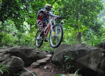 Atlet sepeda Indonesia, Popo Ario Sejati, mencoba lintasan pada latihan menjelang SEA Games XXVI di Sebek, Gunung Pancar, Bogor. (ilustrasi)