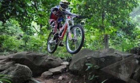 Atlet sepeda Indonesia, Popo Ario Sejati, mencoba lintasan pada latihan di Sebek, Gunung Pancar, Bogor. (ilustrasi)