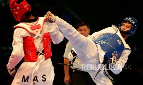  Atlet Taekwondo Indonesia Dinggo Ardian Prayogo bertarung melawan taekwondo Philipina Morrison Thomas Harper pada nomor Kyorugi 74 kg Taekwondo SEA Games 2017 Kuala Lumpur di KLCC, Malaysia, Ahad (27/8).