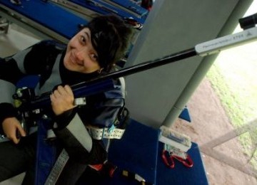 Atlet tembak Indonesia, Ardy Maharani berpose usai mengikuti final 50 m Rifle Prone Putri Perorangan SEA Games XXVI, di Shooting Range, Jakabaring Sport Centre, Palembang, Sumsel, Senin (14/11). 