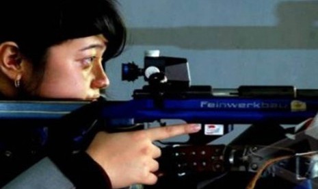 Atlet tembak Indonesia, Ardy Maharani saat mengikuti final 50 m Rifle Prone Putri Perorangan SEA Games XXVI, di Shooting Range, Jakabaring Sport Centre, Palembang, Sumsel, Senin (14/11). 