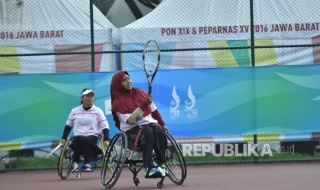 Atlet tenis kursi roda ganda putri Jabar Laely Yuntari  tetap mengenakan jilbab saat bertanding. (Ilustrasi) 