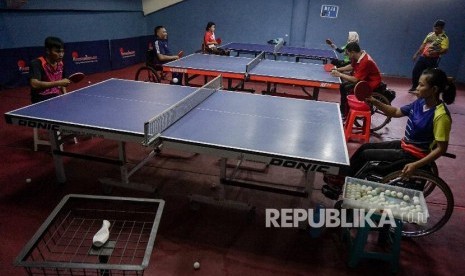 Atlet tenis meja National Paralympic Commitee (NPC) menjalani pemusatan latihan nasional (Pelatnas) di ruang tenis meja Stadion Manahan, Solo