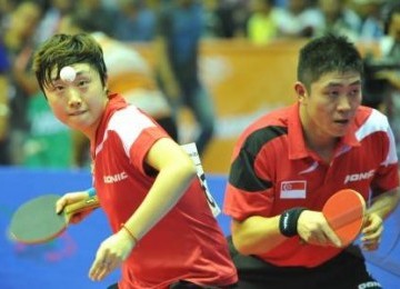 Atlet tenis meja Singapura, Feng Tian Wei (kiri) dan Gao Ning, berpasangan pada nomor ganda campuran tenis meja SEA Games XXVI, di Gelanggang Soemantri Brodjonegoro, Kuningan, Jakarta Selatan. 