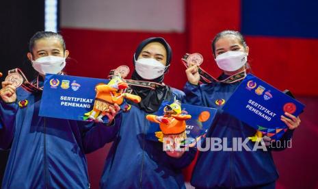 Atlet tim karate putri Jawa Barat menunjukkan medalinya usai Upacara Penghormatan Pemenang (UPP) Kata Beregu Putri PON Papua di GOR Politeknik Penerbangan Kayu Batu, Kota Jayapura, Papua, Selasa (12/10/2021). Tim Sulawesi Selatan meraih medali emas, sementara tim Papua mendapatkan medali perak disusul tim DKI Jakarta dan tim Jawa Barat masing-masing mendapatkan medali perunggu. 