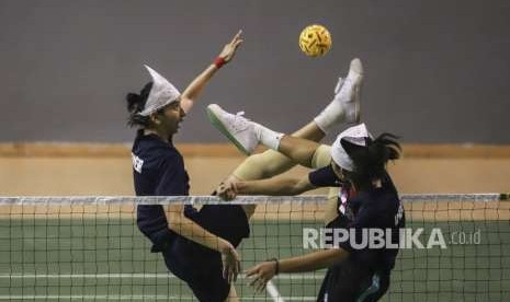 Atlet timnas sepak takraw Indonesia berlatih di GOR Dempo, Jakabaring Sport CIty (JSC), Palembang, Sumatera Selatan, Senin (13/8).