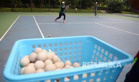 Atlet timnas soft tenis Asian Games 2018 Dede Tari Kusrini (kiri) dan Voni Darlina berlatih di Jakarta, Senin (26/3). 