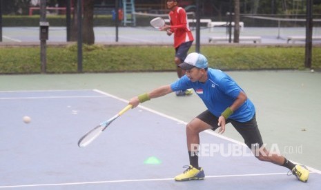 Atlet timnas soft tenis Asian Games 2018 Elbert Sie (depan) dan Prima Simpatiaji (belakang) berlatih di Jakarta, Senin (26/3).