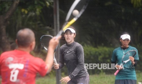 Atlet timnas soft tenis Asian Games 2018 Voni Darlina (tengah) dan Dede Tari Kusrini (kanan) berlatih dibawah arahan pelatih Gularso Muljadi (kiri) di Jakarta, Senin (26/3). 