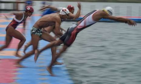 Atlet Triathlon melompat ke dalam air saat sesi latihan di arena Triathlon Jakabaring Sport City, Palembang, Sumsel, Rabu (29/8). Triathlon merupakan cabang olahraga baru yang di pertandingkan di Asian Games 2018, dan akan dilangsungkan pada Jumat (31/8). 