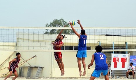 Atlet Voli Pasir putra dari Kota Sukabumi dan Kota Cimahi sedang berlaga pada Pekan Olahraga Pelajar Daerah (Popda) XII/2018, di Lapang Voli Pasir SPOrT Jabar Arcamanik, Kota Bandung, Senin (30/7).