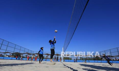 Atlet voli pasir putri Jawa Barat Nova mengembalikan bola saat latihan di Sport Center, Indramayu, Jawa Barat, Jumat (10/9/2021). Tim voli pasir putri Jawa Barat memusatkan latihan secara intensif menjelang PON Papua. 