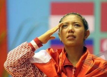 Atlet Vovinam Indonesia I Gusti Ayu Manik Trisna Dewi W menangis usai penyerahan medali emas final Single Woman Weapon Kategori Performance Sea Games XXVI di GOR Sunter, Jakarta, Senin (14/11).