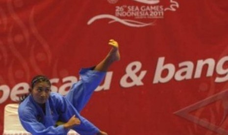 Atlet Vovinam putri Indonesia Ni Kadek Wulandari beraksi dalam final tunggal putri kategori Performance Sea Games XXVI di GOR Sunter, Jakarta, Selasa (15/11).