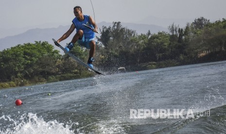 Atlet Wakeboard Kabupaten Purwakarta, Adenda beraksi dalam latihan dan uji coba lapangan Open Men Trick Wakeboard pada Kejuaraan Ski Air dan Wakeboard Piala Gubernur Jawa Barat di Danau Mekarsari, Kabupaten Bogor, Selasa (10/9). 